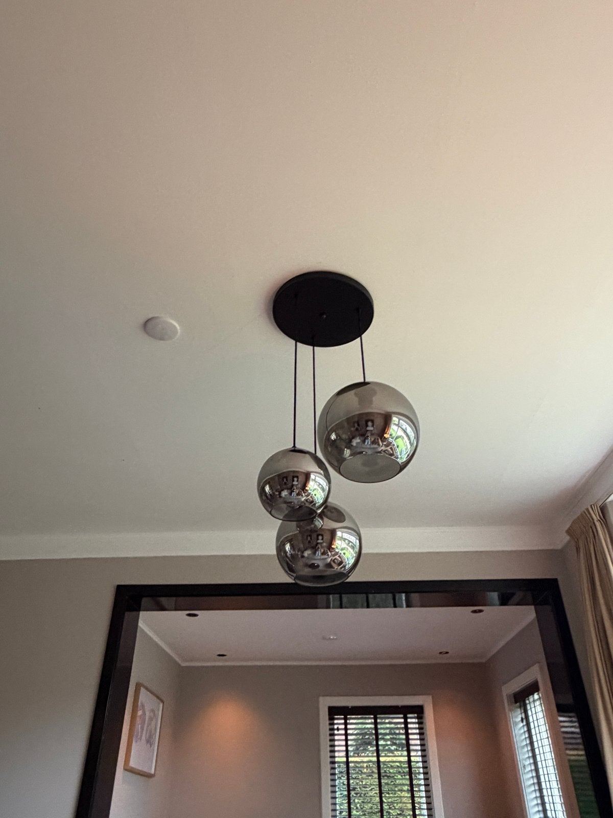 Moderne hanglamp met 3 glazen bollen - Loods 5 stijl, Huis en Inrichting, Lampen | Hanglampen, Ophalen of Verzenden, Zo goed als nieuw