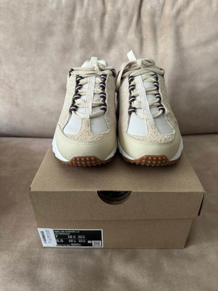 Nike Air Humara x Jacquemus Light bone in maat 38 en 39.5, Kleding | Dames, Schoenen, Beige, Nieuw, Ophalen of Verzenden, Sneakers of Gympen