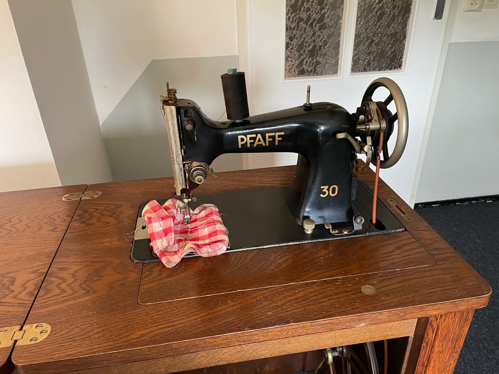 Antieke Pfaff 30 trapnaaimachine in kast, Ophalen