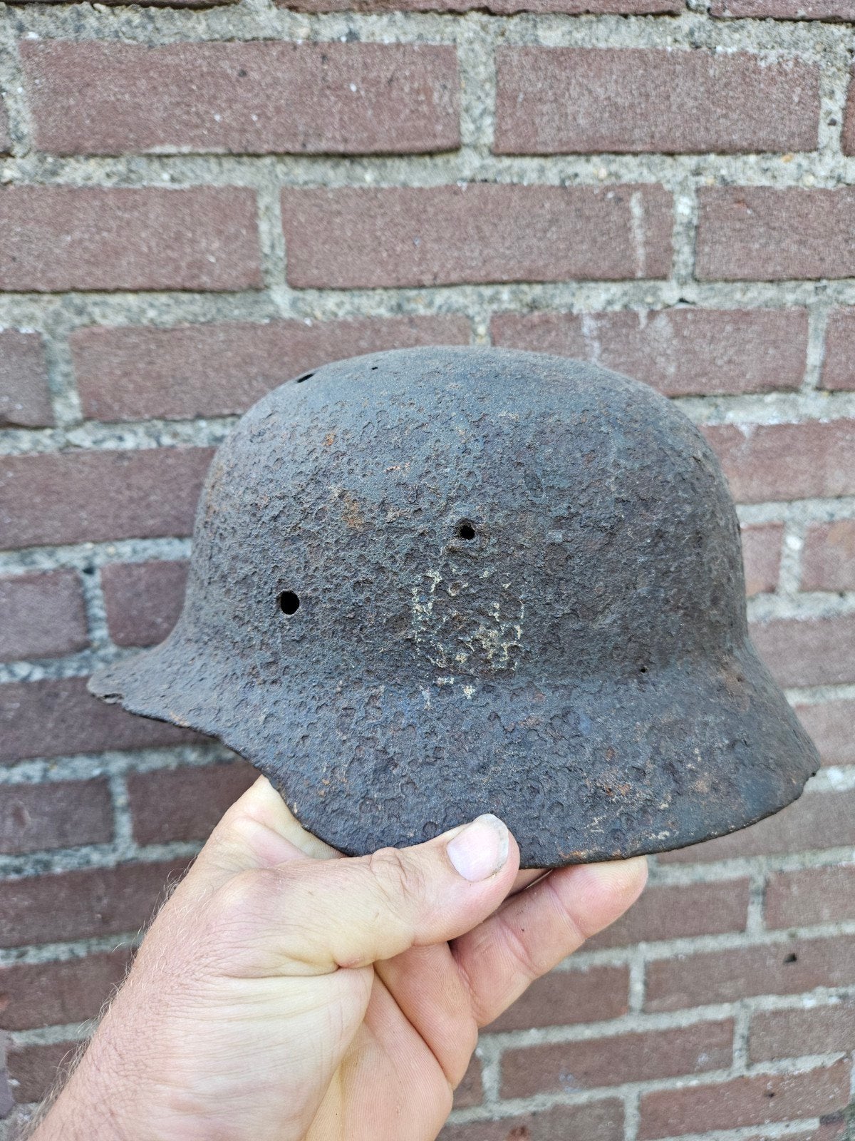 Battle damage m35 helm duits., Ophalen of Verzenden, Duitsland, Helm of Baret