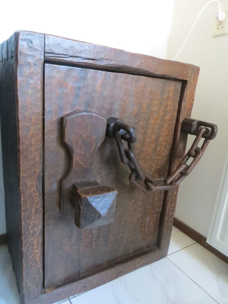 Designobject ,Houten kluis met houten slot mechanisme met ke, Antiek en Kunst, Ophalen of Verzenden