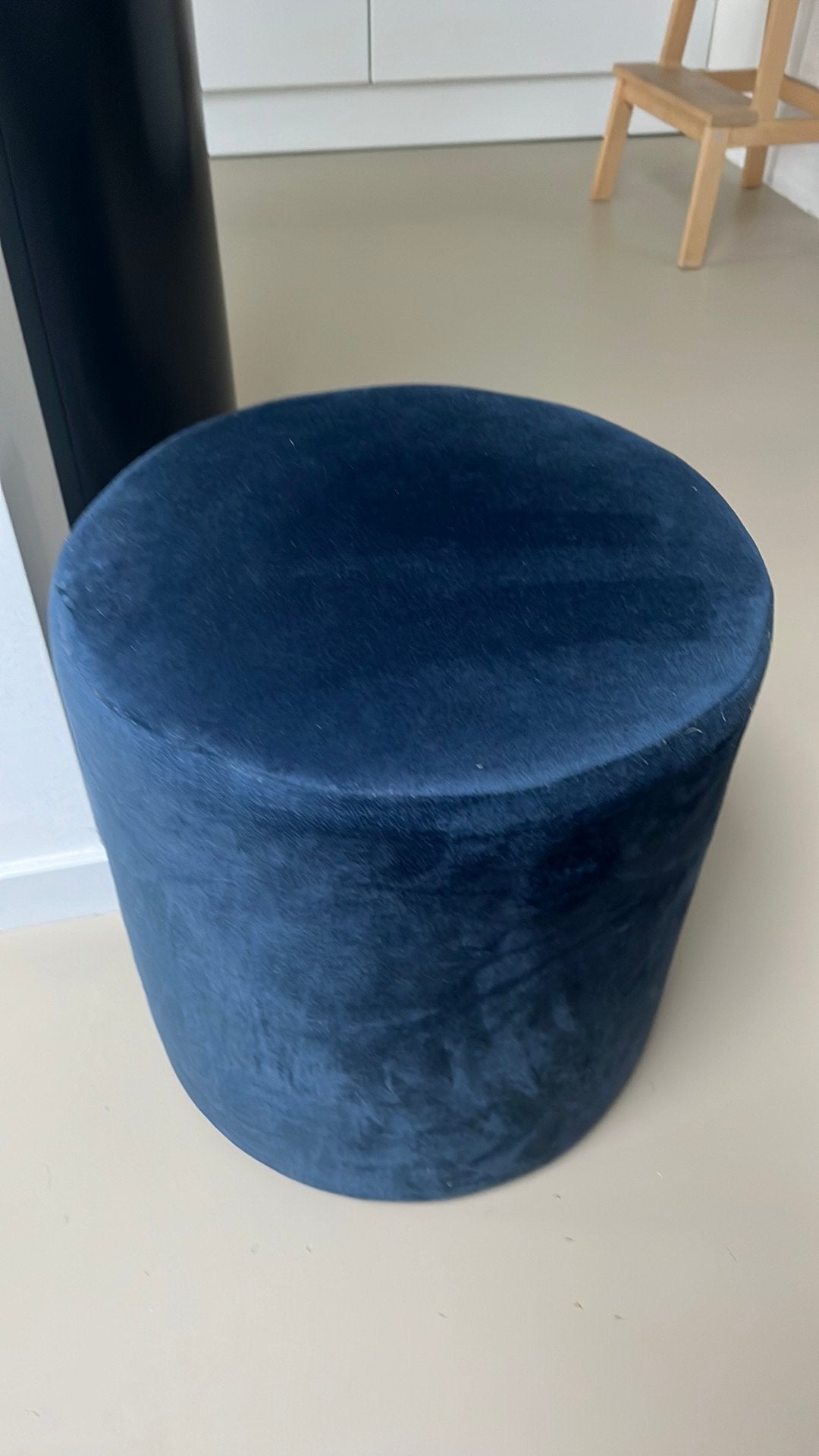 Poef, hocker tafeltje velvet blauw, Ophalen, Zo goed als nieuw, Vierkant