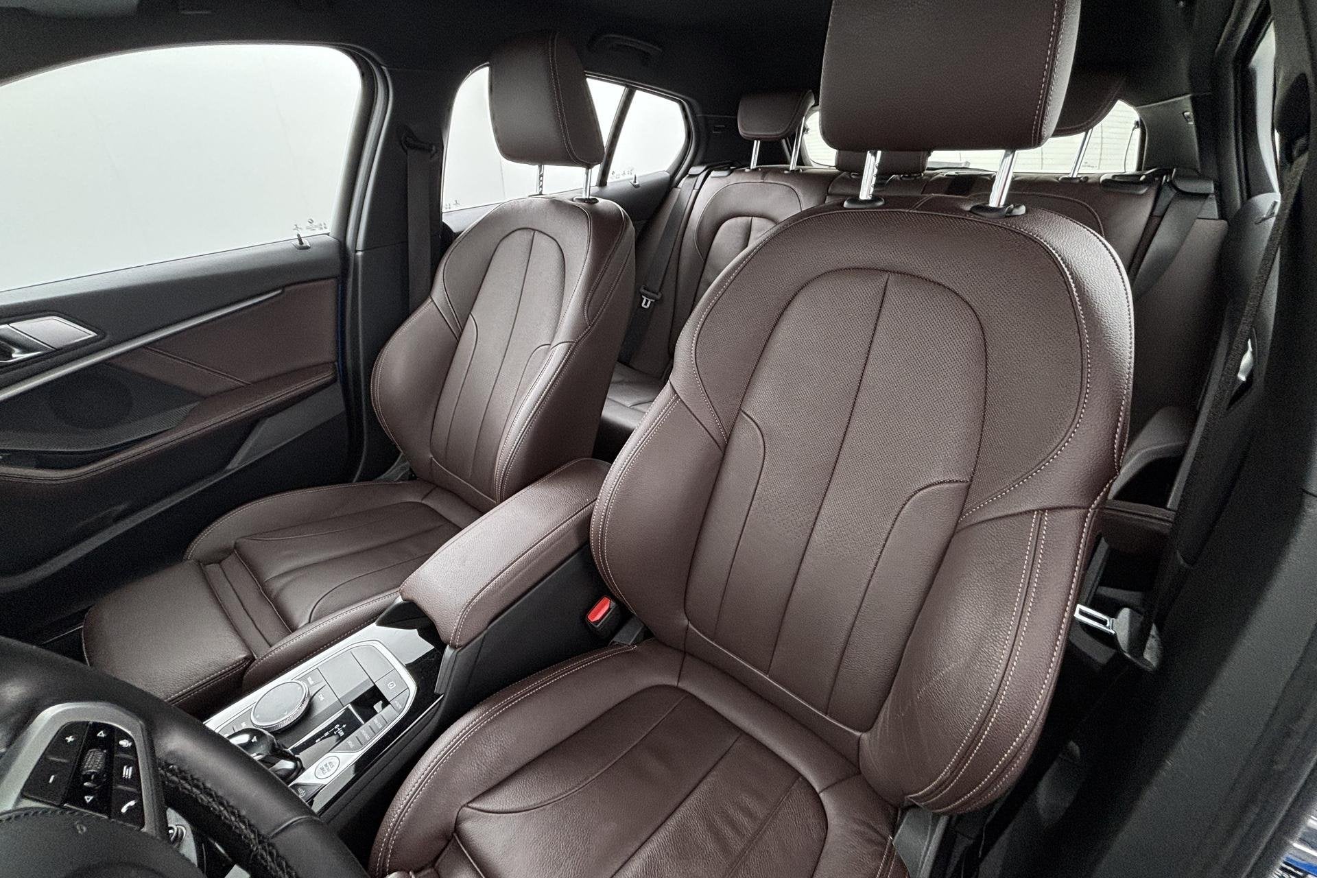 Foto 20 van BMW 1-serie 120i Business Edition Plus Sportief karakter met