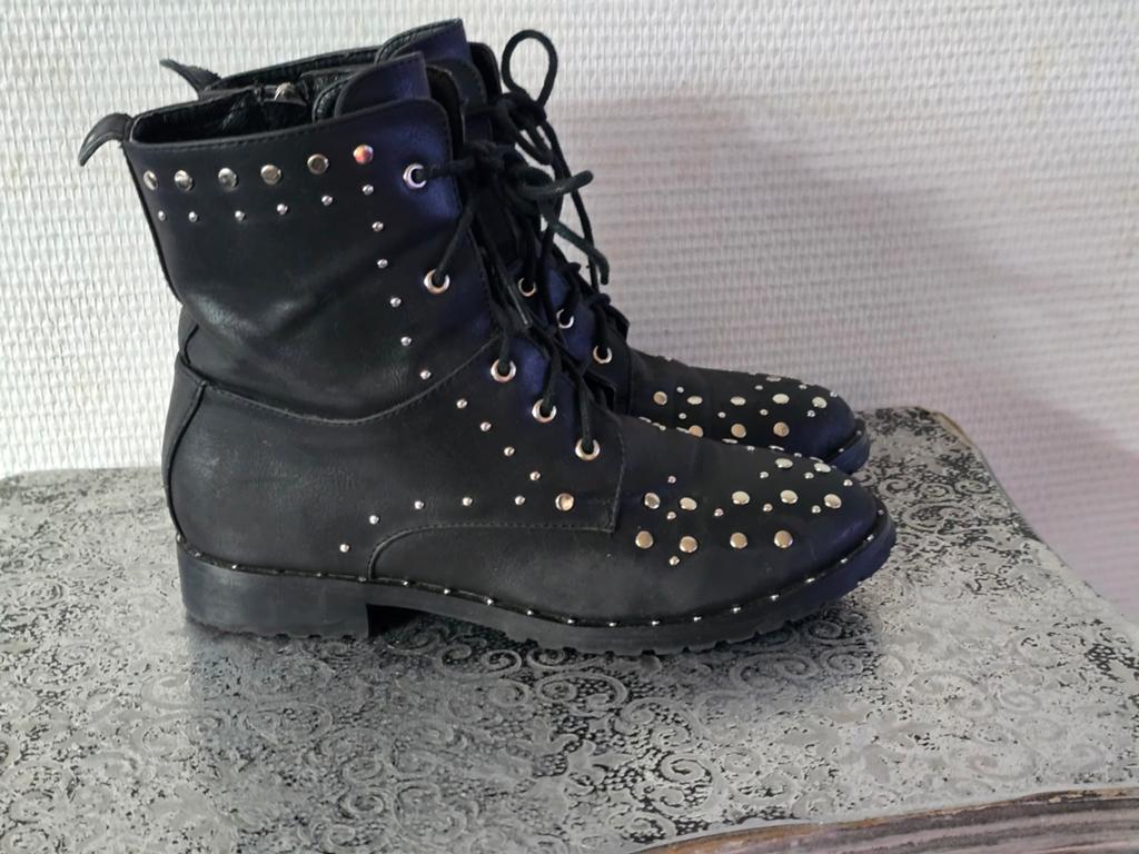 Boohoo dames Zwarte laarzen met studs - Maat 37, Lage of Enkellaarzen, Ophalen of Verzenden, Gedragen, Boohoo