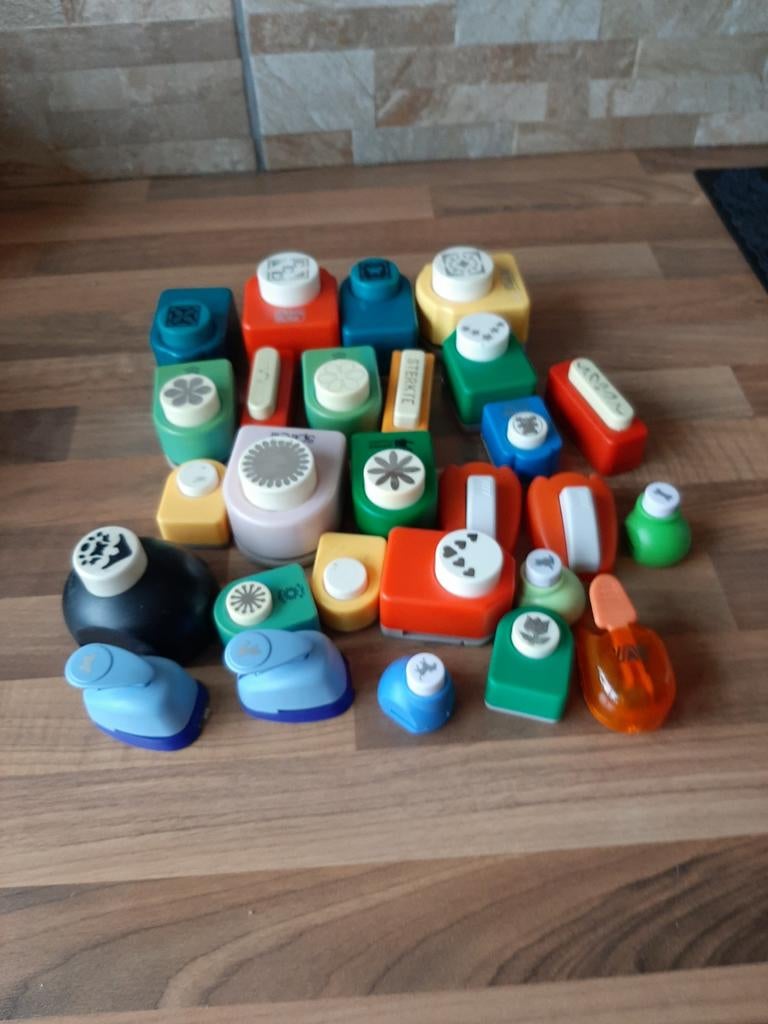 Diverse papier ponsen voor knutselen en scrapbooking, Gebruikt, Geschikt voor karton, Meerkleurig, Ophalen of Verzenden
