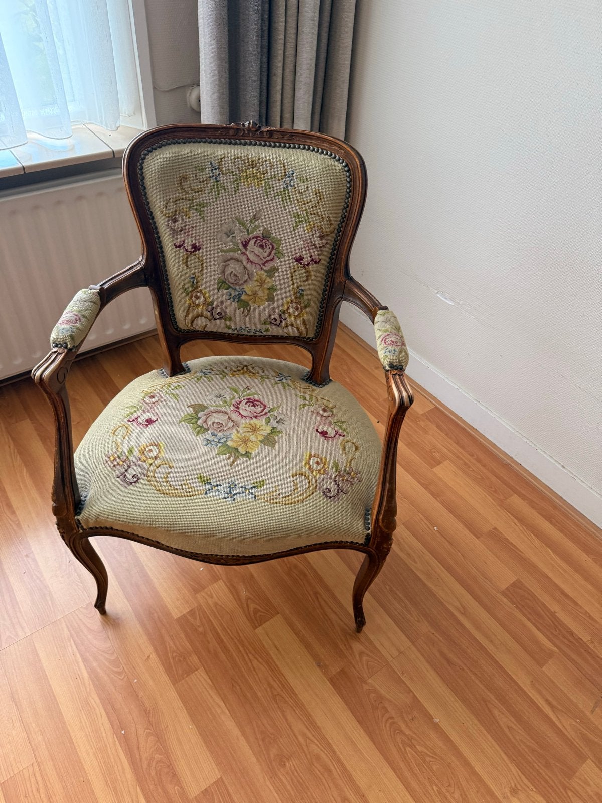 Antieke fauteuil met geborduurd bloemenpatroon, Ophalen