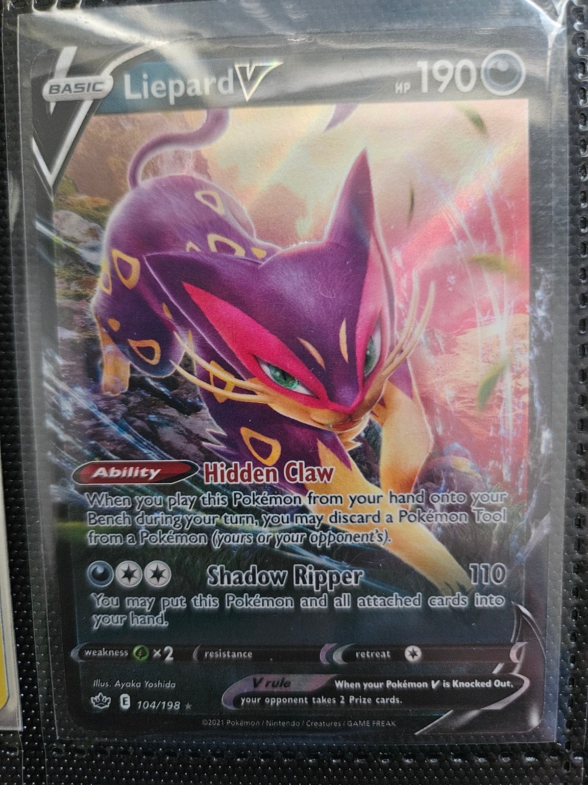 Pokemon Liepard V 104/198 Chilling Reign, Ophalen of Verzenden, Zo goed als nieuw, Losse kaart, Foil