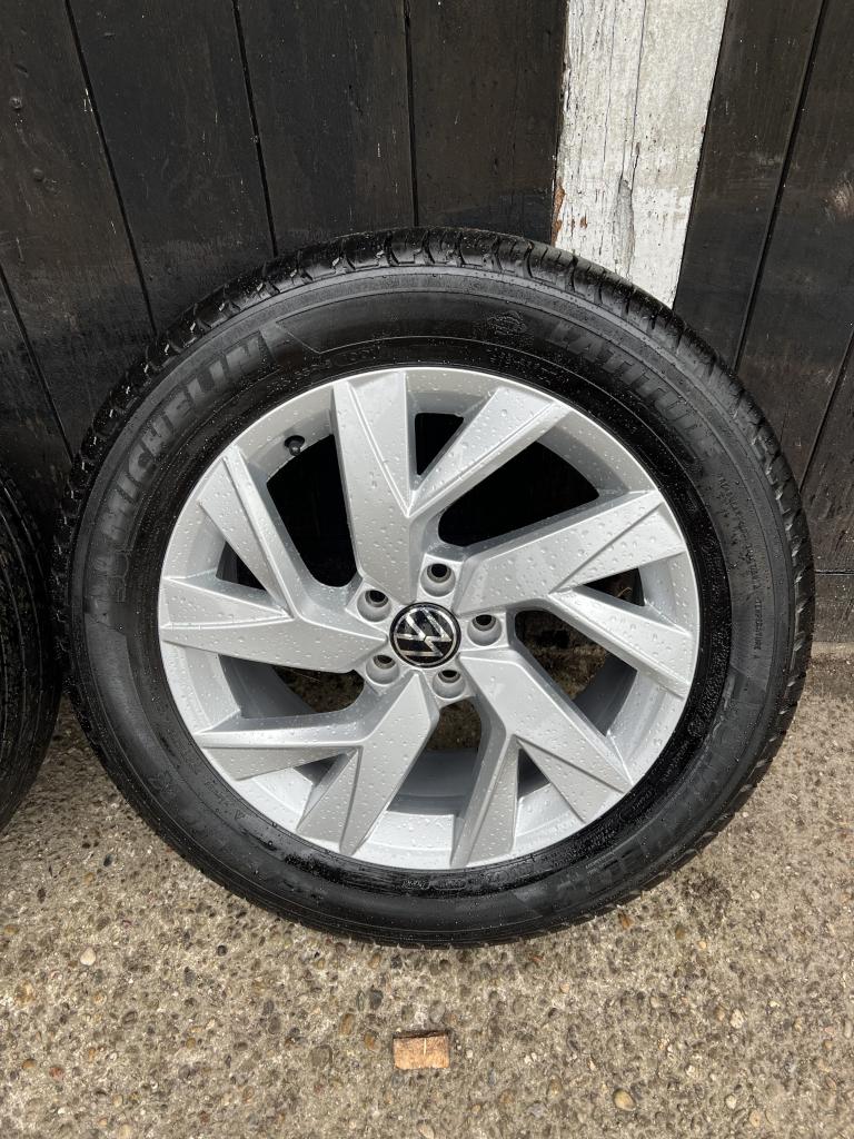 5x112 Originele Volkswagen Tiguan Frankfurt all-season 18”, Auto-onderdelen, Banden en Velgen, 18 inch, Gebruikt, Banden en Velgen