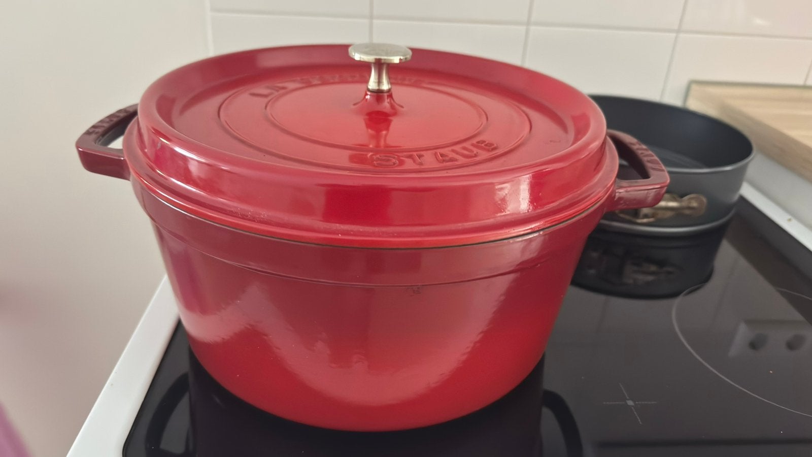 Staub La Cocotte Gietijzeren Braadpan 28cm Rood, Ophalen, Zo goed als nieuw, Overige typen