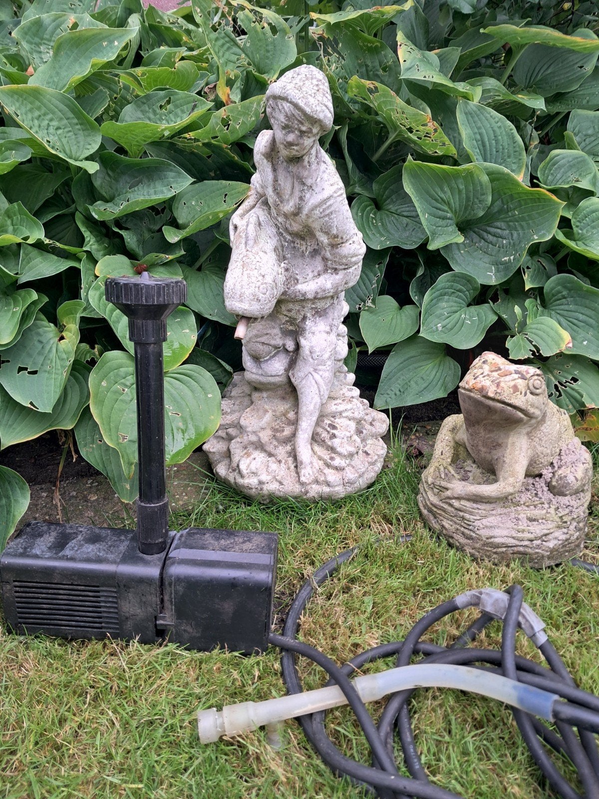 Betonnen beeld jongen met vis, kikker, vijverpomp & sproeier, Tuin en Terras, Ophalen, Gebruikt