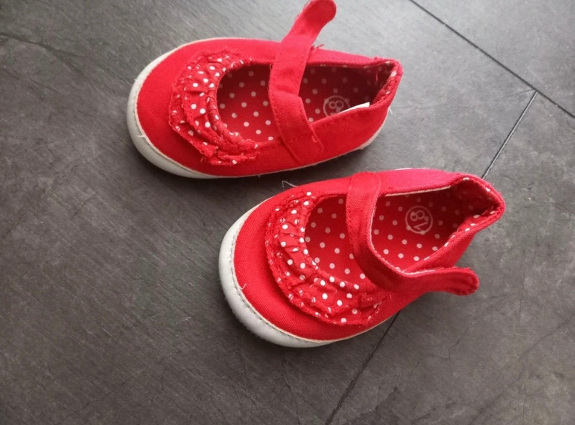 Schattige rode babyschoentjes met stippen - Maat 18, Ophalen of Verzenden, Zo goed als nieuw, Meisje, Schoentjes