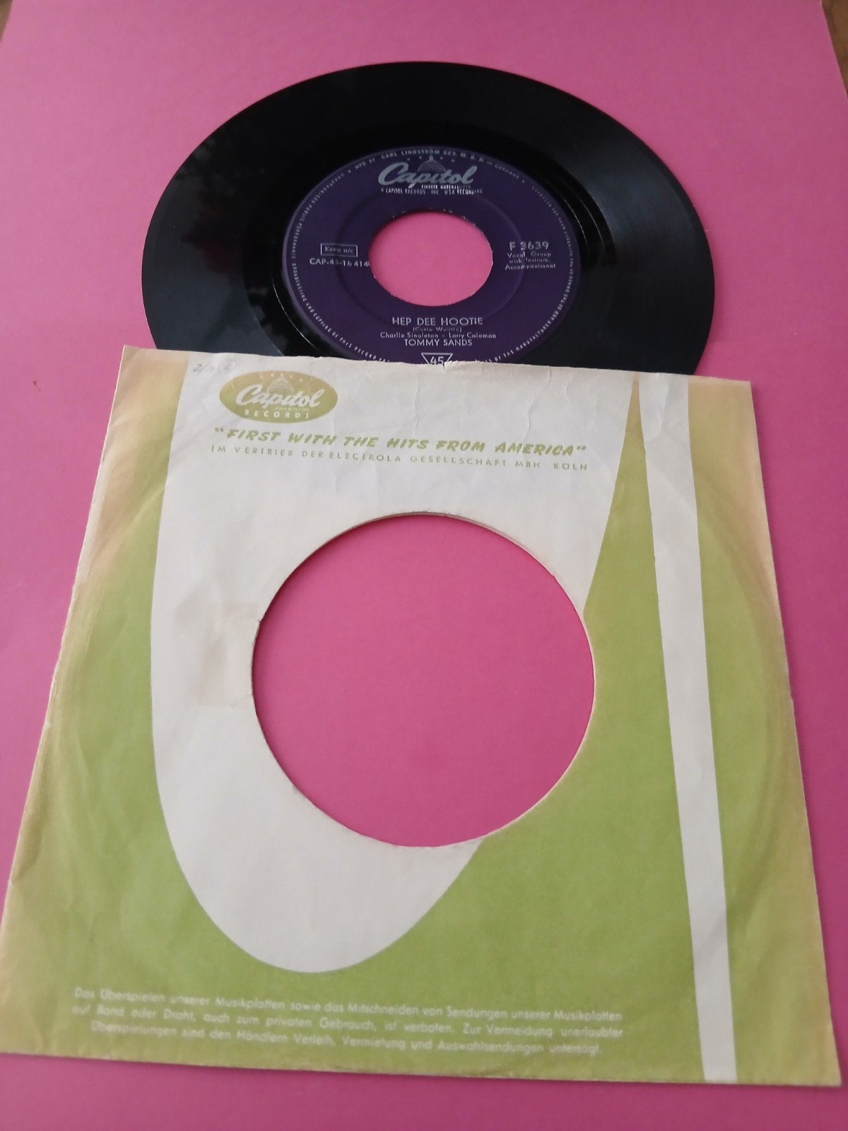 VINYL SINGLE   TOMMY SANDS  1957, Ophalen of Verzenden, Zo goed als nieuw, Overige formaten, Rock-'n-roll