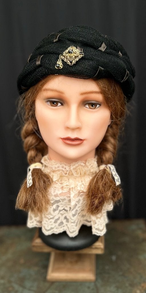Vintage hoofd stand met Franse zwarte hoed, kraag en broche, Antiek en Kunst, Ophalen of Verzenden