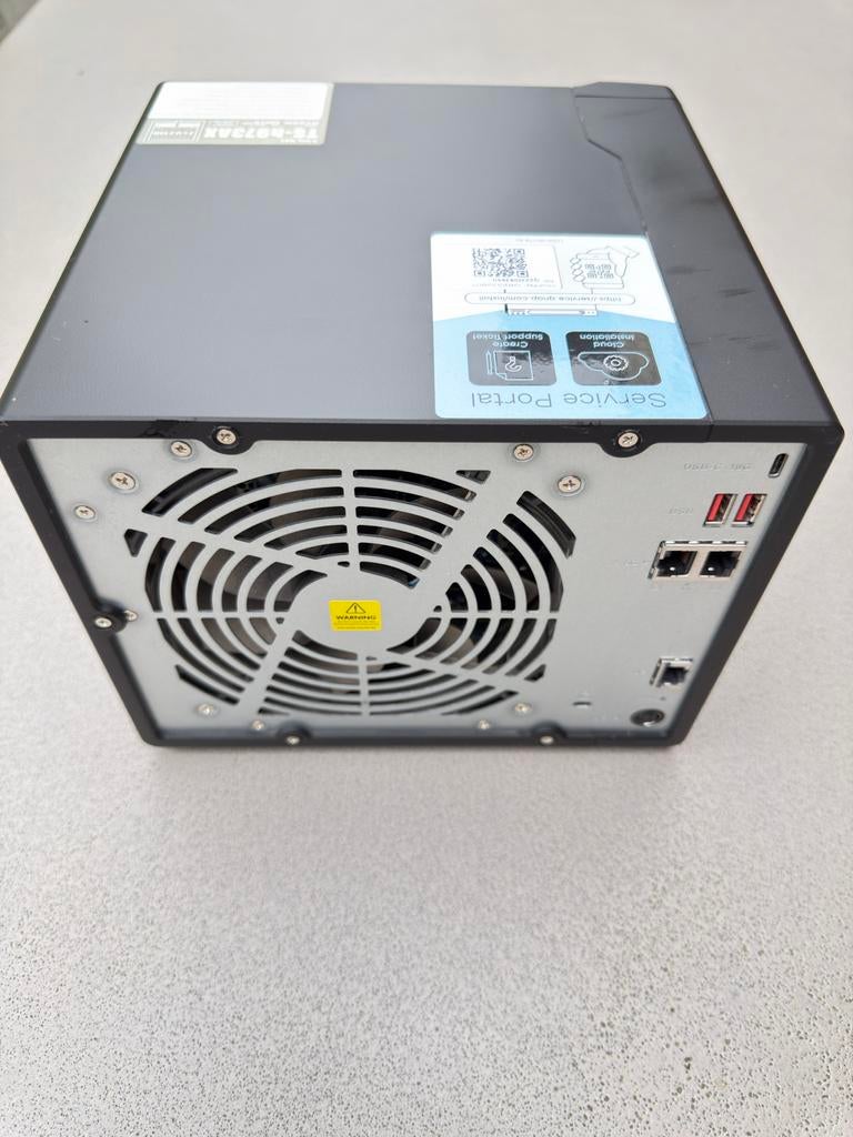 QNAP TS-h973AX NAS met 2 x 1.92TB NVMe en 2 x 1TB SATA SSD, Computers en Software, Ophalen, Zo goed als nieuw