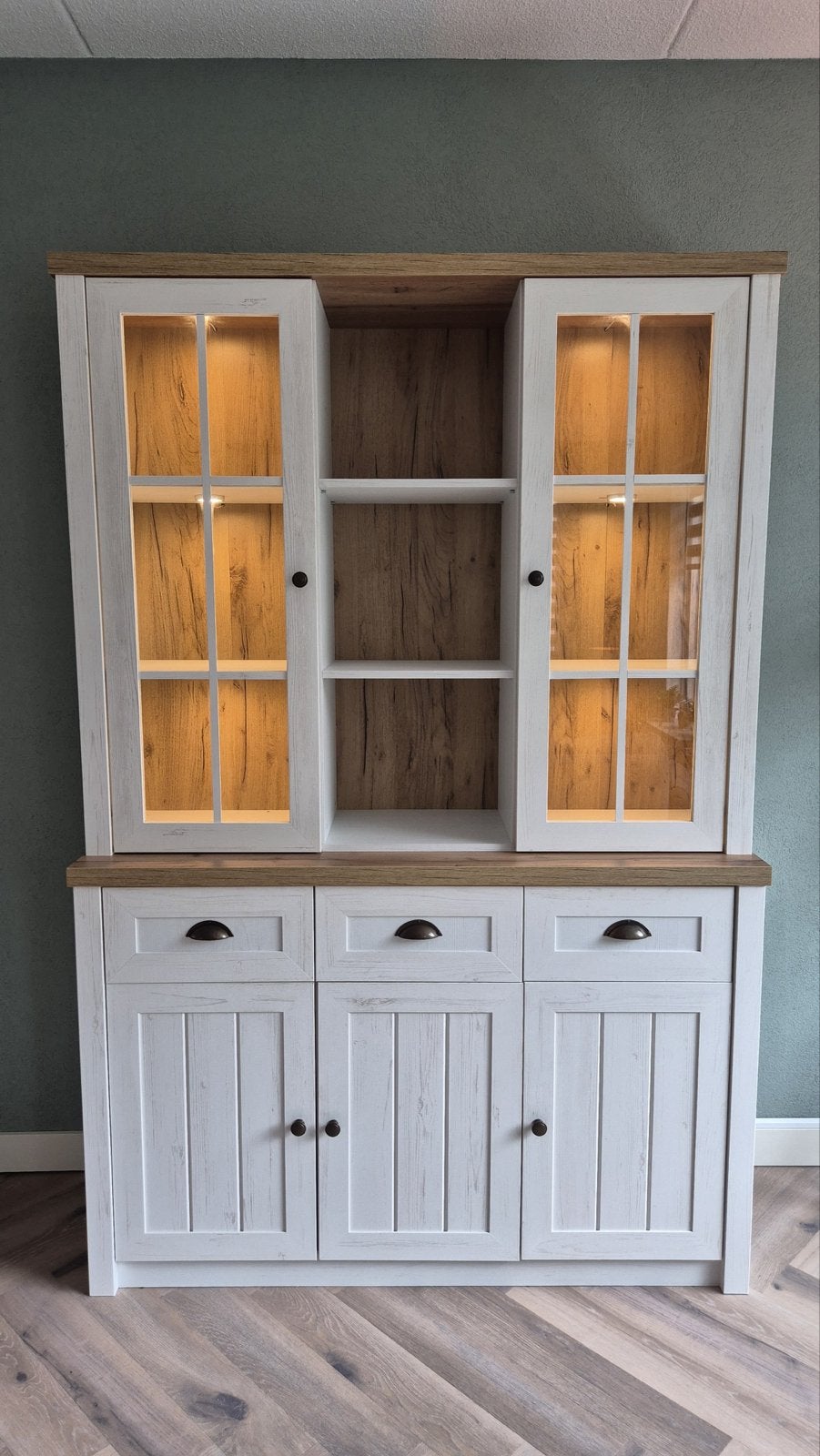 Landelijk dressoir/vitrinekast met verlichting, Ophalen, 100 tot 150 cm, Zo goed als nieuw, Met lade(s)