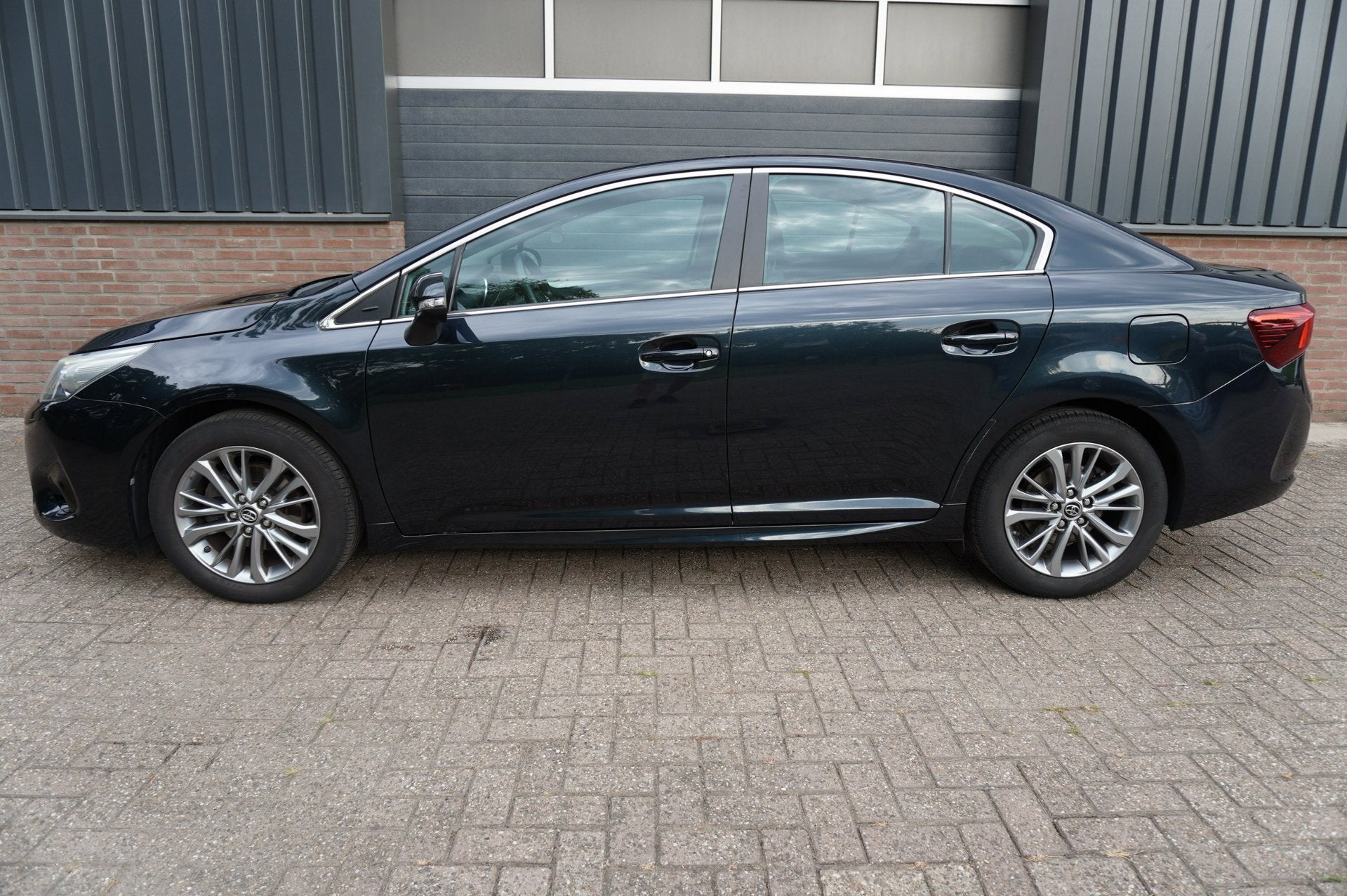 Toyota Avensis 1.8 VVT-i Dynamic LPG / Trekhaak / Keyless en, Auto's, Toyota, 4 cilinders, Zwart, 1600 kg, Sedan