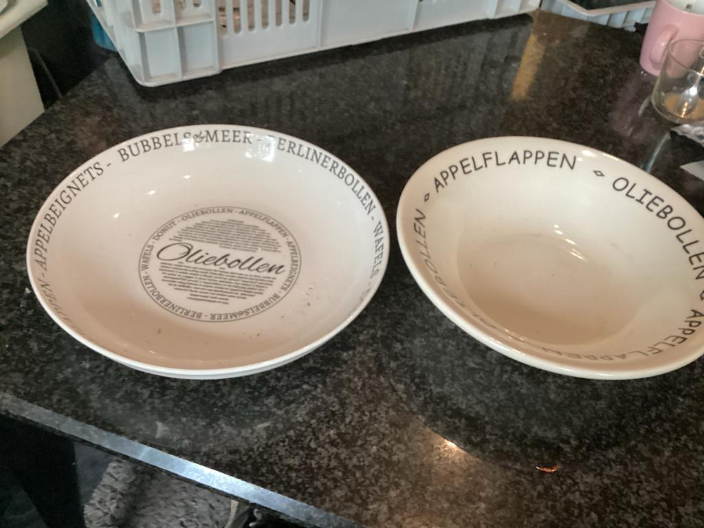 Set van 2 Oliebollen Schalen - Keramiek, Huis en Inrichting, Keuken | Servies, Ophalen of Verzenden, Zo goed als nieuw