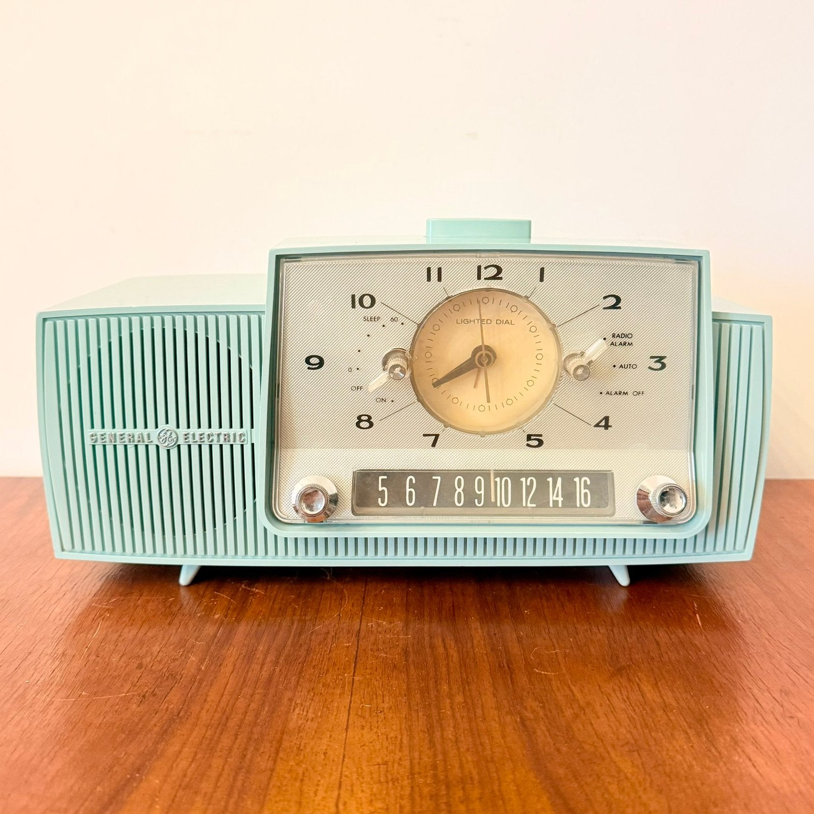 VINTAGE GENERAL ELECTRIC C-481B BABY BLUE WEKKERRADIO RADIO, Antiek en Kunst, Antiek | Tv's en Audio, Verzenden
