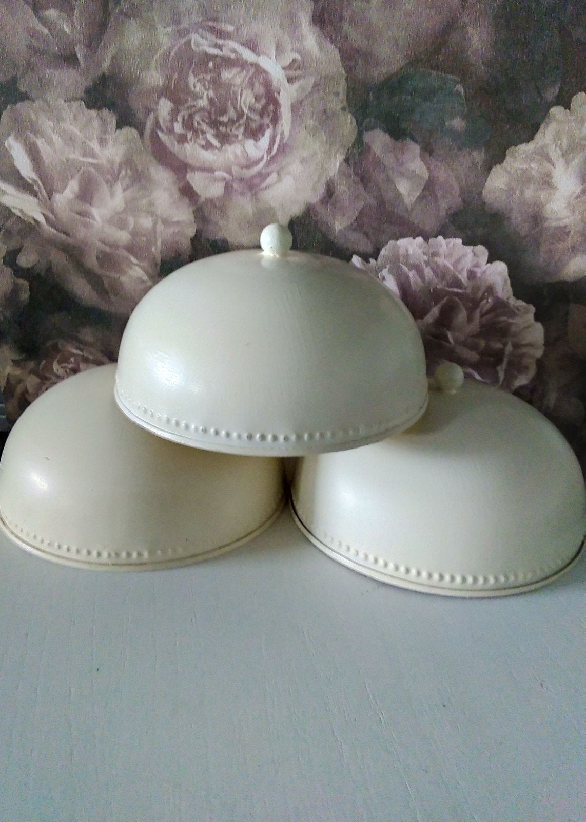 Drie wit metalen cloche's, Ophalen of Verzenden
