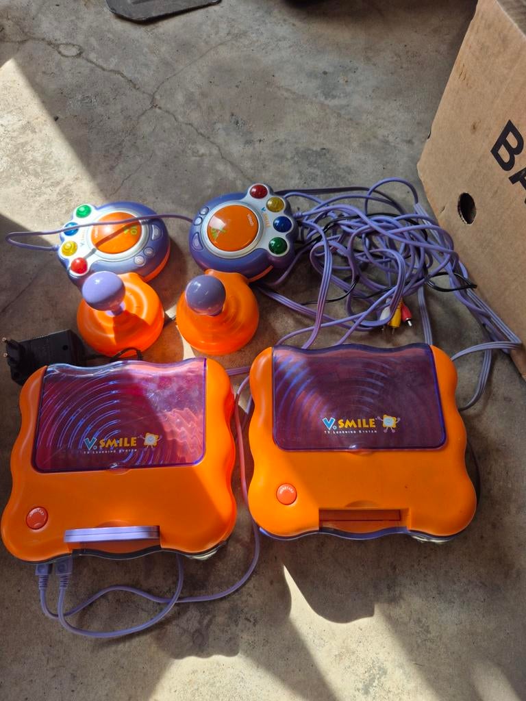 Twee V.Smile TV Learning System consoles met controllers, Kinderen en Baby's, Speelgoed | Vtech, Ophalen of Verzenden