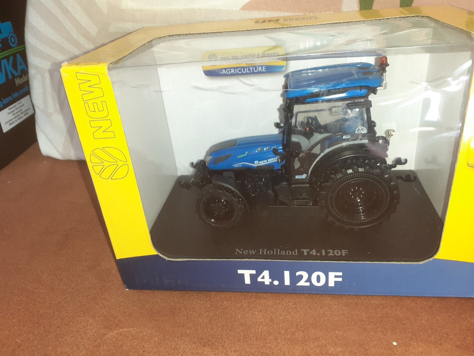 New Holland T4.120 universal hobbies, Ophalen of Verzenden, Zo goed als nieuw, Tractor of Landbouw, Universal Hobbies