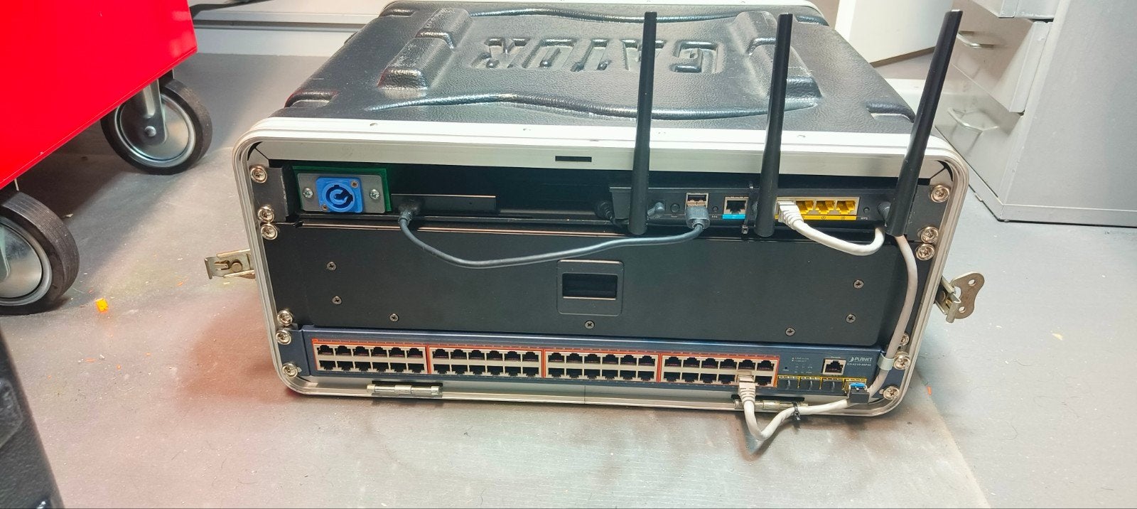 Complete Lan Party Flightcase met Switch en Stopcontacten, Ophalen, Gebruikt