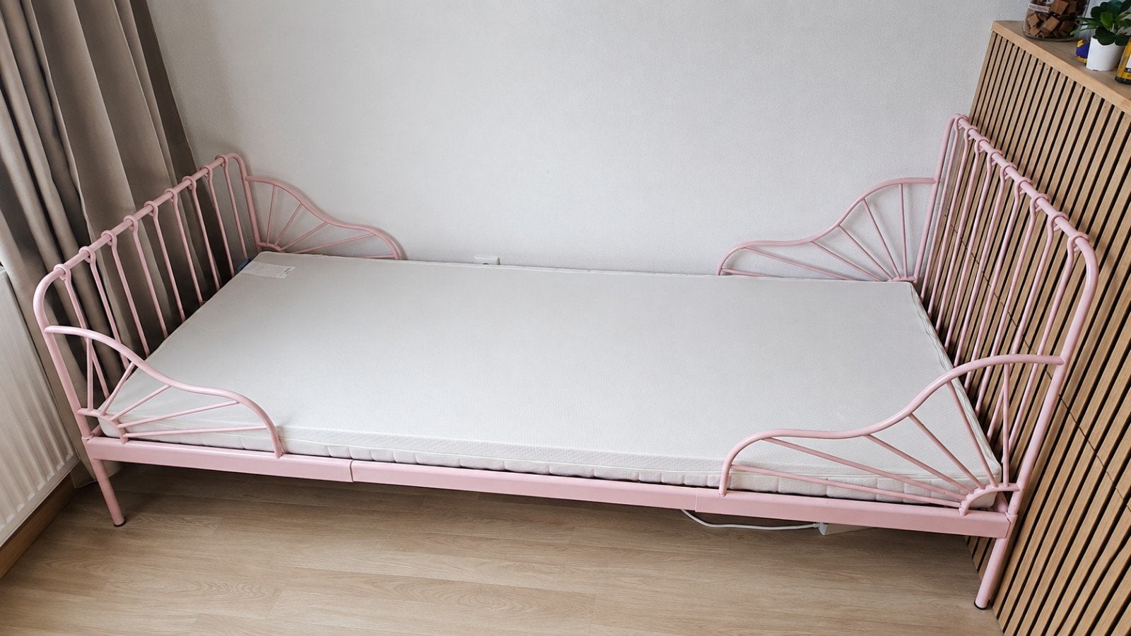 Roze eenpersoonsbed met matras, Huis en Inrichting, Slaapkamer | Bedden, Ophalen, Gebruikt, 90 cm, 200 cm