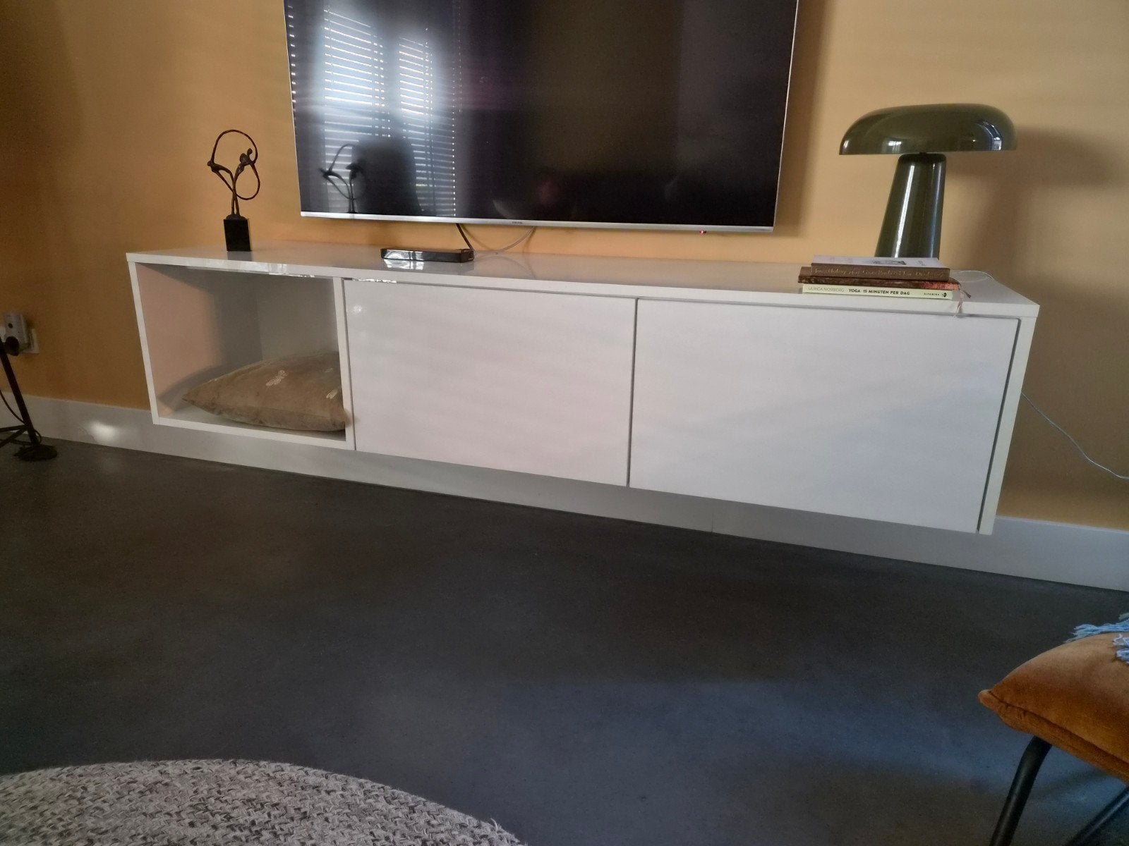 Zwevend TV-meubel met verborgen nis, 150 tot 200 cm, Ophalen of Verzenden, Zo goed als nieuw, Minder dan 100 cm