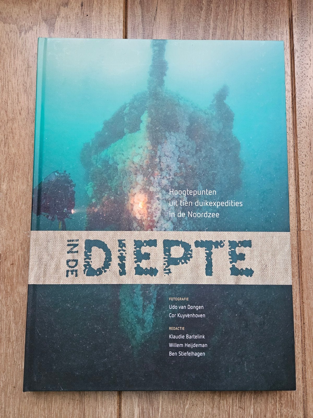 Boek "In de Diepte"  - tien duikexpedities, Ophalen of Verzenden, Zo goed als nieuw, Udo van Dongen, Cor Kuyvenhoven, Nederland