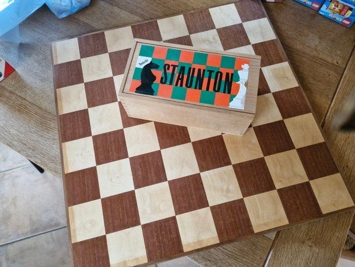 Dik houten schaakbord met Staunton schaakstukken, Hobby en Vrije tijd, Een of twee spelers, Ophalen of Verzenden, Nieuw, Revanche