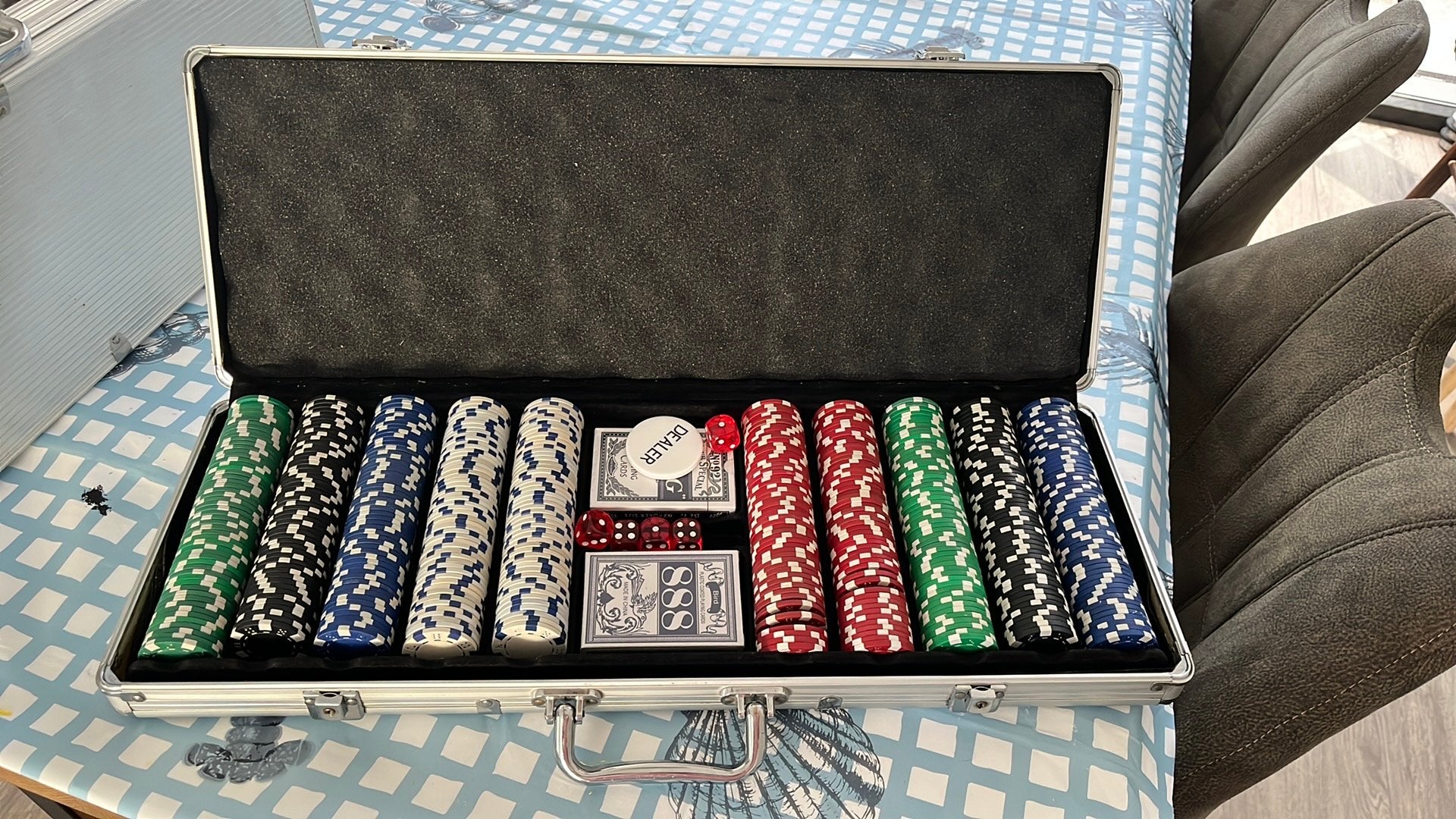 Pokerset 500 fiches, Hobby en Vrije tijd, Gezelschapsspellen | Kaartspellen, Ophalen of Verzenden, Zo goed als nieuw