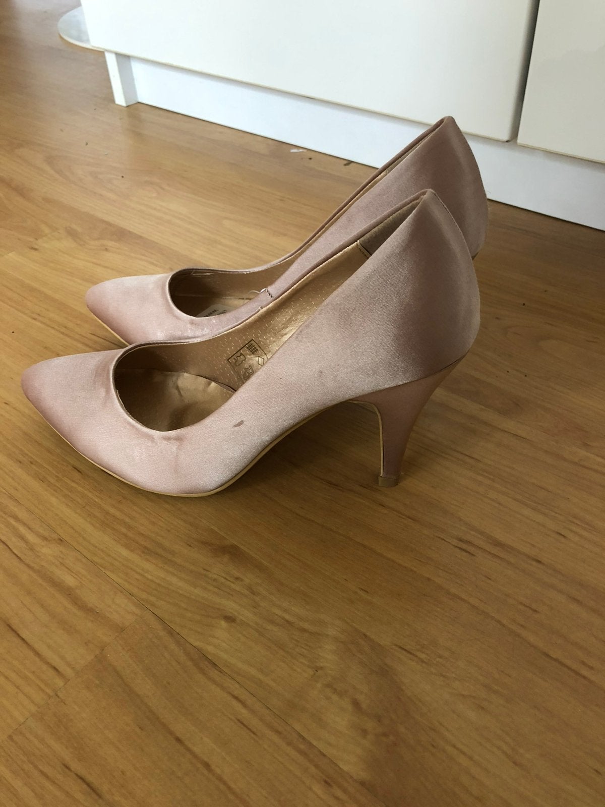 Pumps met hak; nieuw; mt 38; kleur beige/oud rose, Ophalen of Verzenden, Zo goed als nieuw, Beige