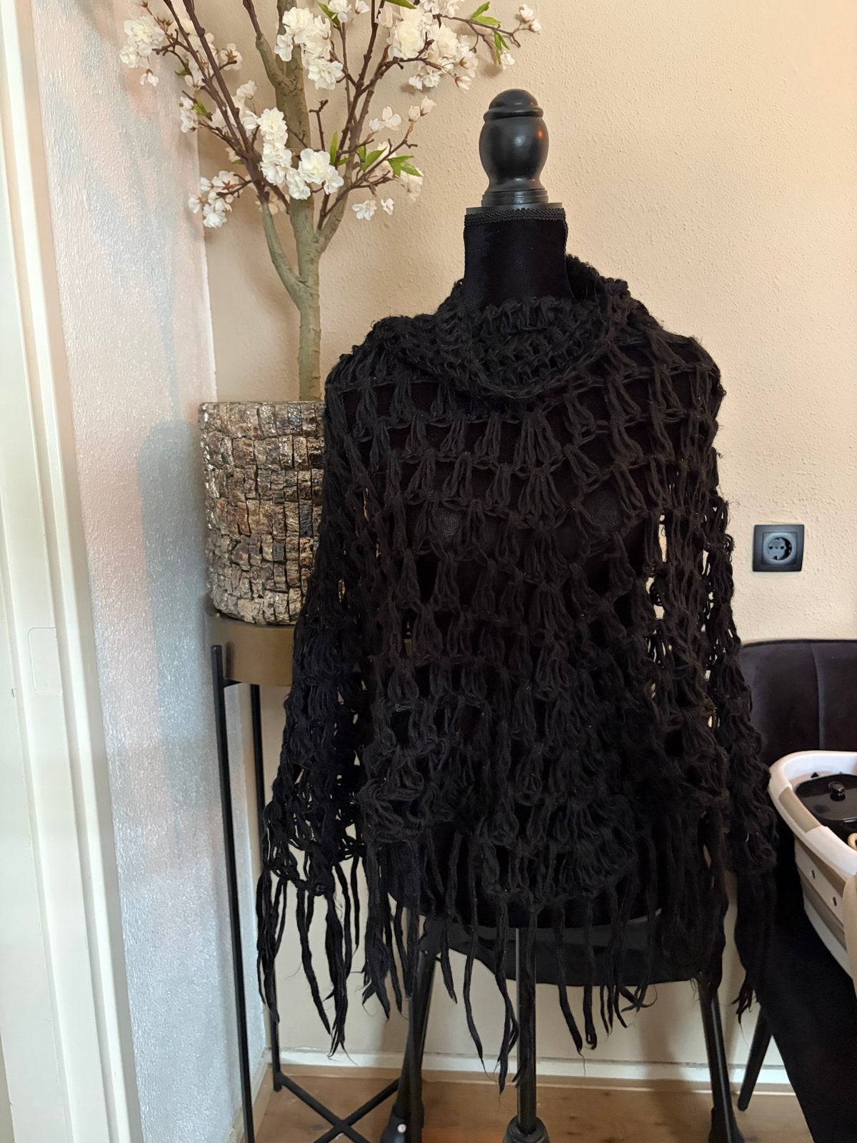 Zwarte gehaakte poncho met franjes, Ophalen of Verzenden, Gedragen