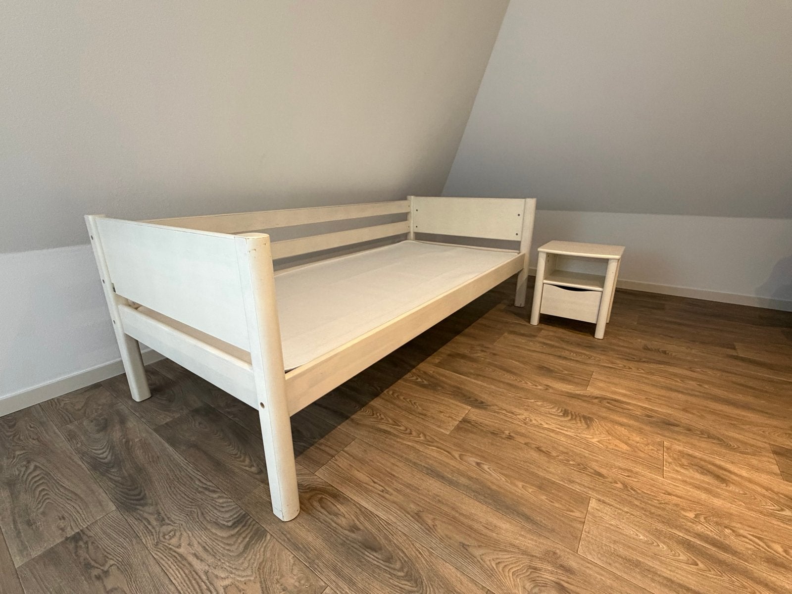 Eenpersoonsbed met nachtkastje en bureau - Small World, Ophalen, Gebruikt, 90 cm, Eenpersoons