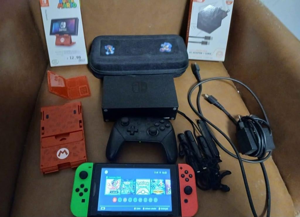 Nintendo Switch Groen/Rood + Pro Controller en Pokémon games, Verzenden, Met 2 controllers, Switch Original, Gebruikt