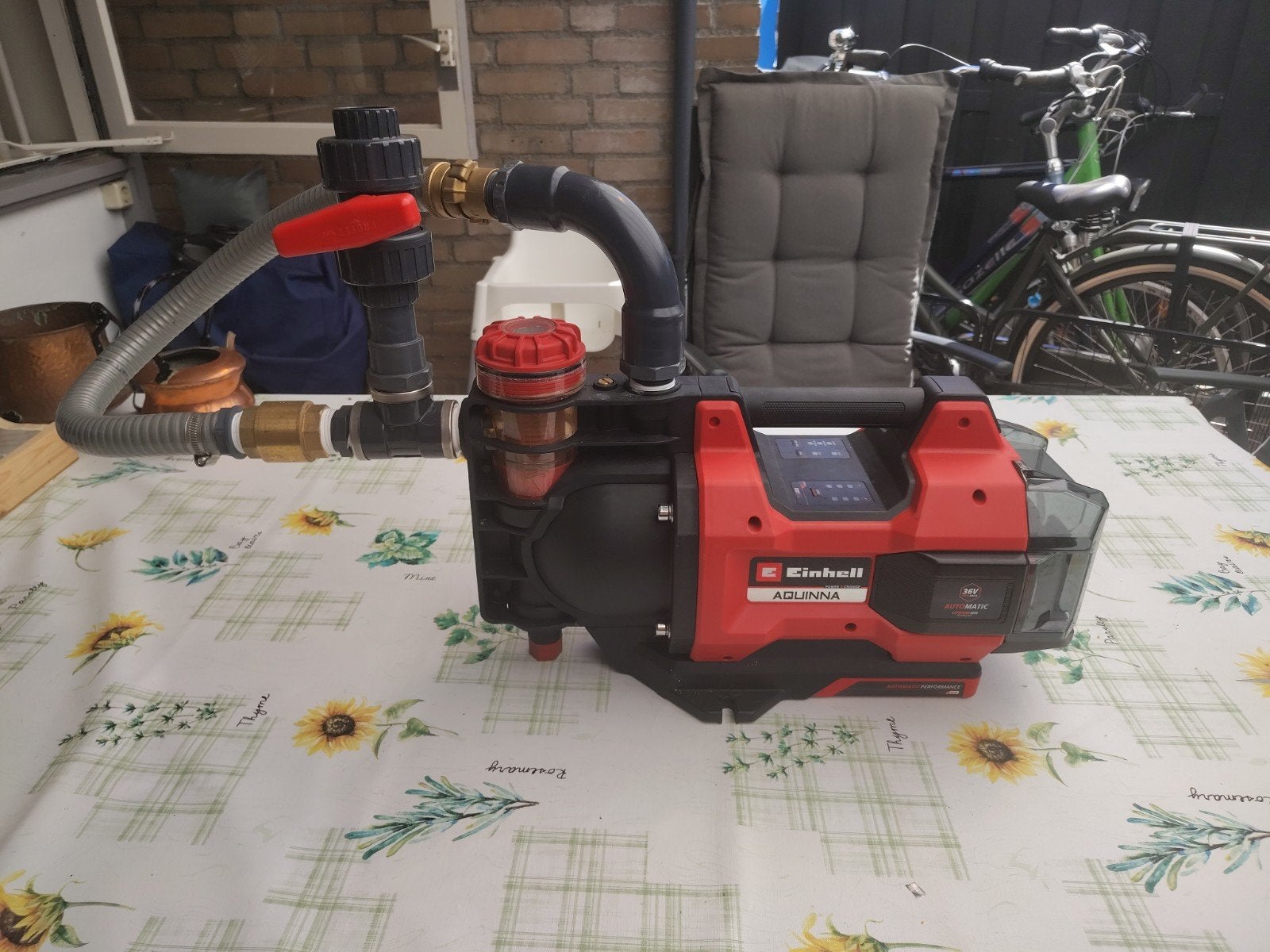 Einhell Accu Besproeiingspomp met 2x 10m slang en accu's, Ophalen of Verzenden, Gebruikt, Accu, Besproeiingspomp