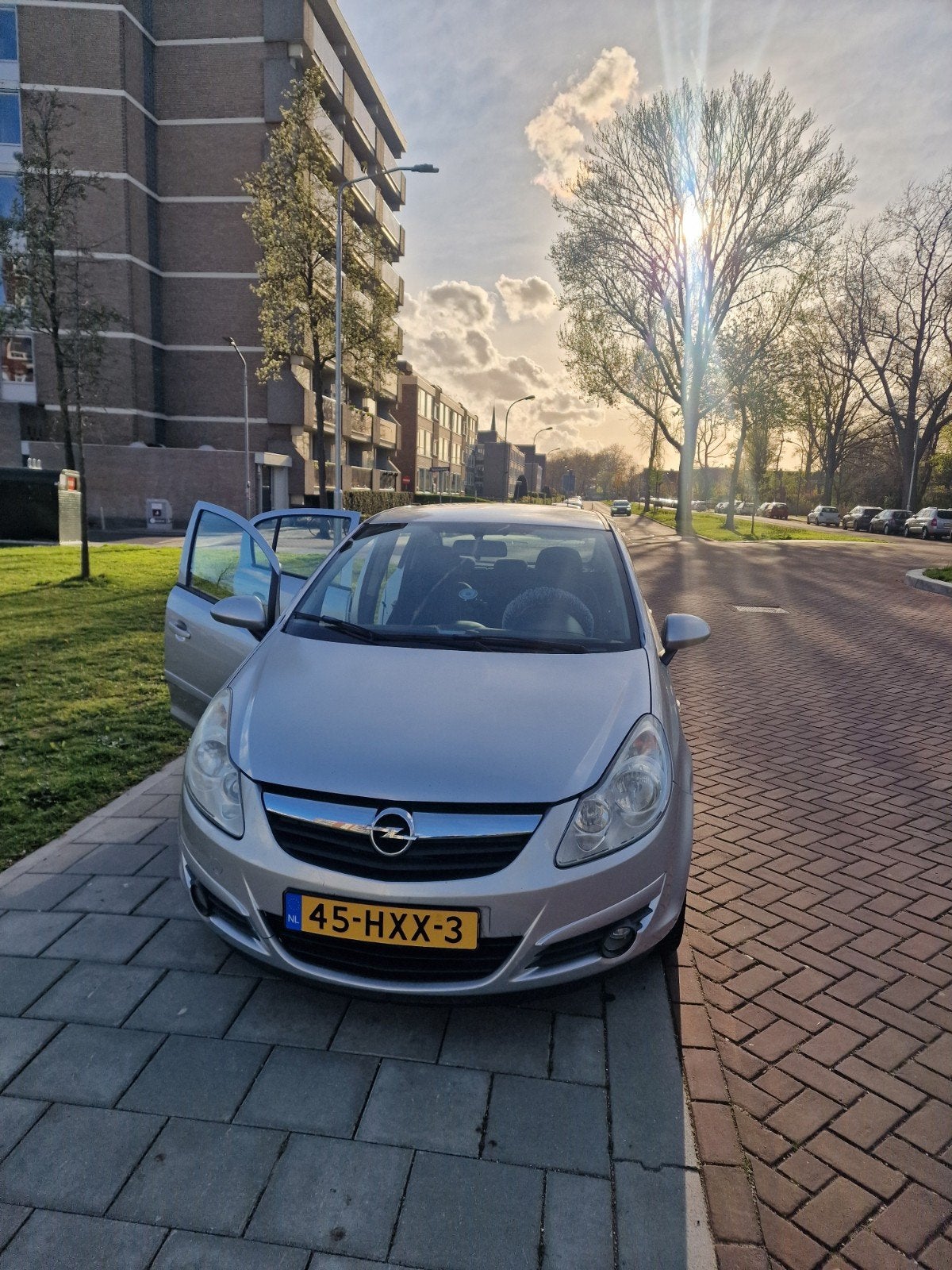 Opel Corsa 1.2 16V 5D 2009 Grijs, Auto's, Opel, Voorwielaandrijving, 4 cilinders, 1229 cc, 49 €/maand