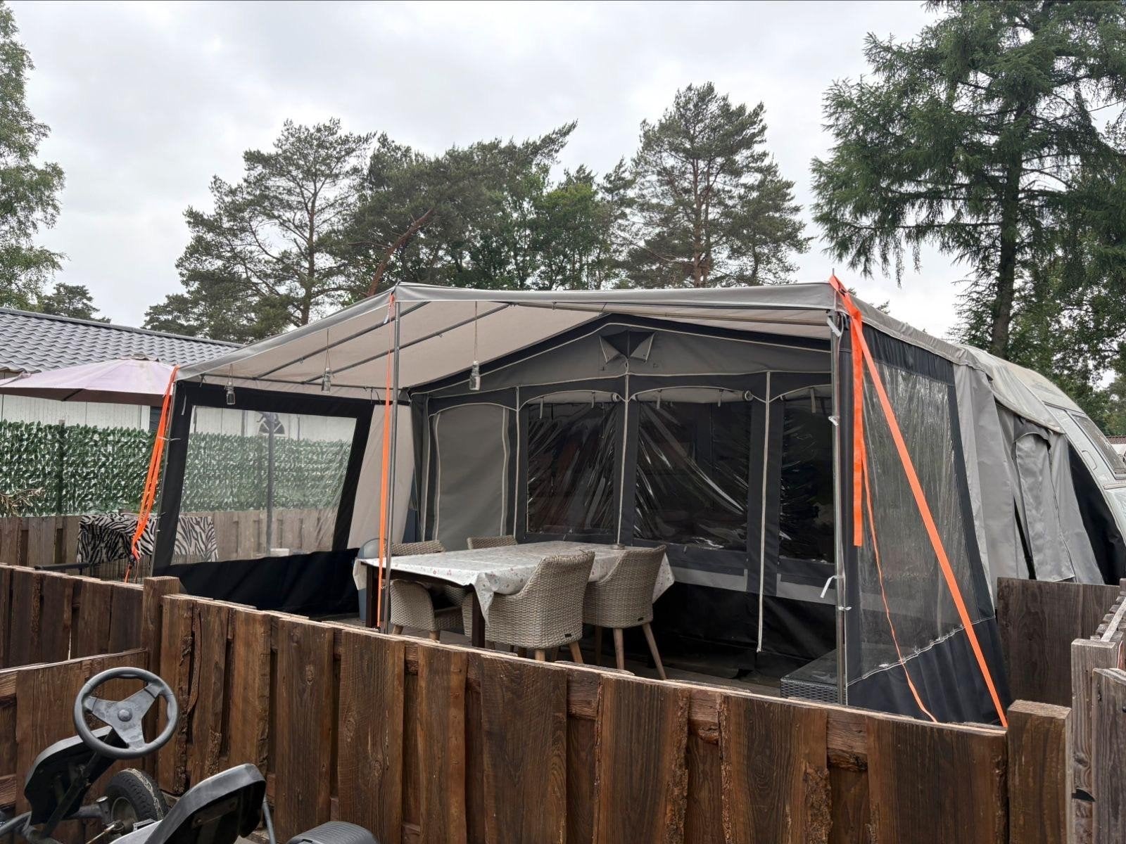 Eifelland 430 met vaste plaats op Camping de Heldense bossen, Rondzit, Frans bed, 750 - 1000 kg, Eifelland