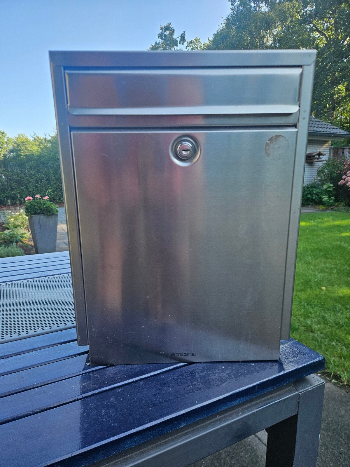 Metalen brievenbus, Ophalen