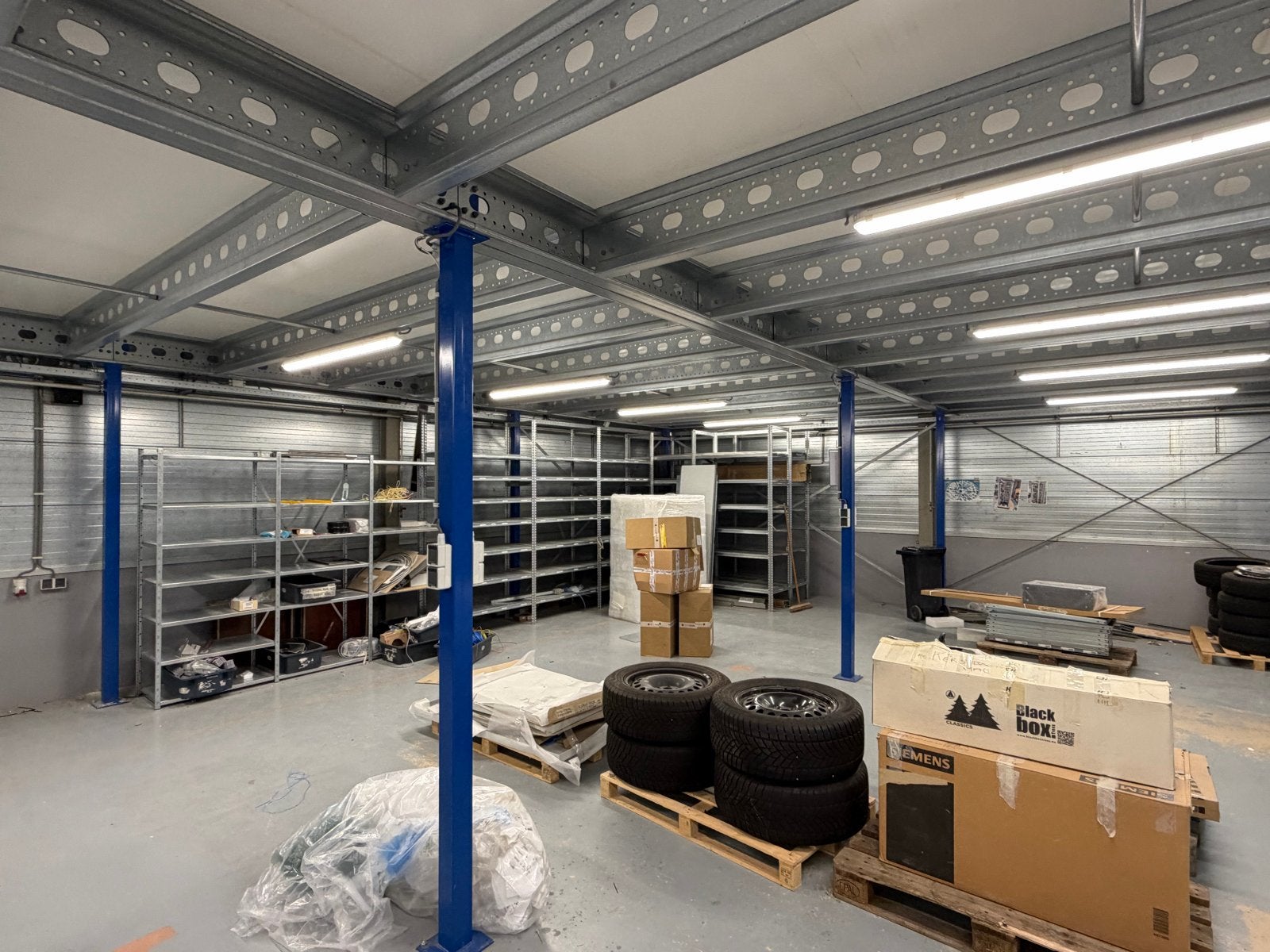 Complete inventaris magazijnstellingen en entresol, Archief en Opbergen, Ophalen of Verzenden, Gebruikt, Complete inventaris