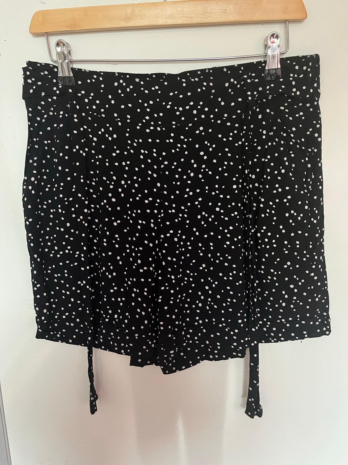 Zwarte korte broek witte stippen - Yessica (C&A), Maat 38/40 (M), Kort, Zwart, Ophalen of Verzenden