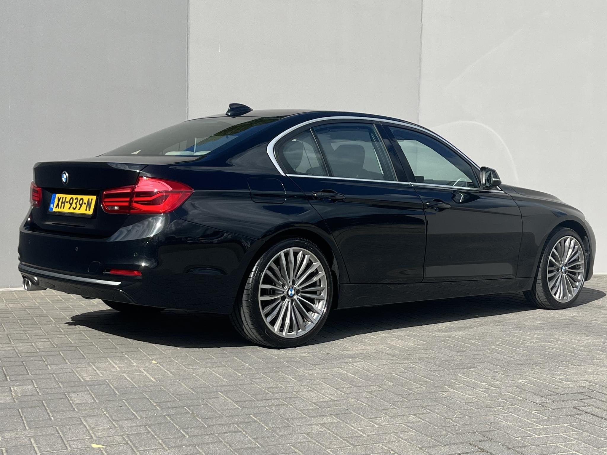 BMW 3-serie 320i Luxury Edition / Dealer Onderhouden / Schui, Automaat, 1998 cc, Achterwielaandrijving, 4 cilinders