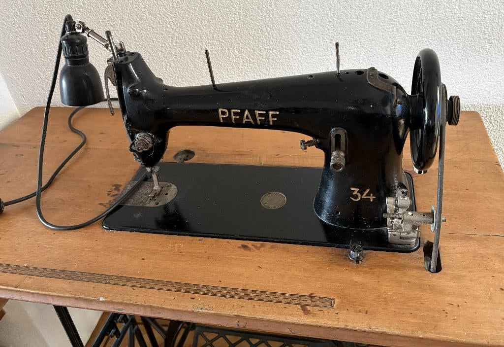 Pfaff trap naaimachine op houten onderstel, Ophalen