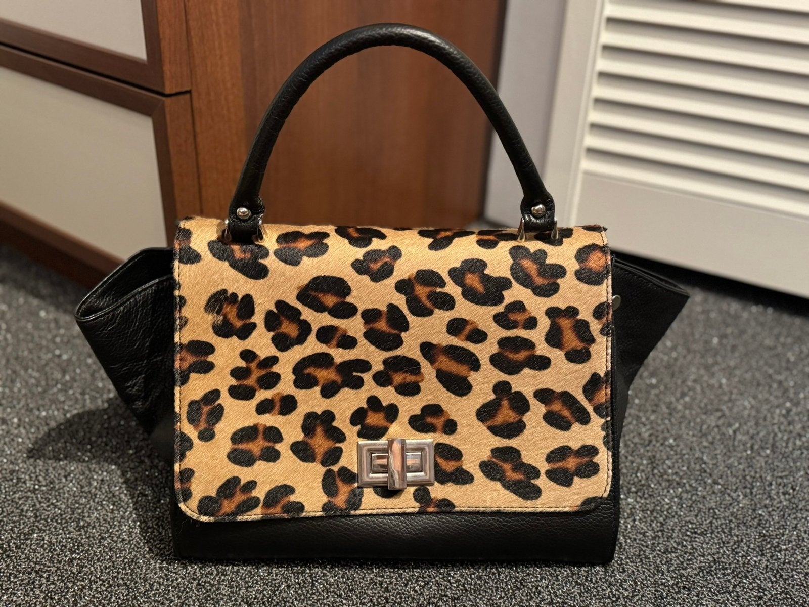 Nieuwe Zwarte leren tas met panter, Ophalen of Verzenden, Nieuw, Zwart, Overige typen