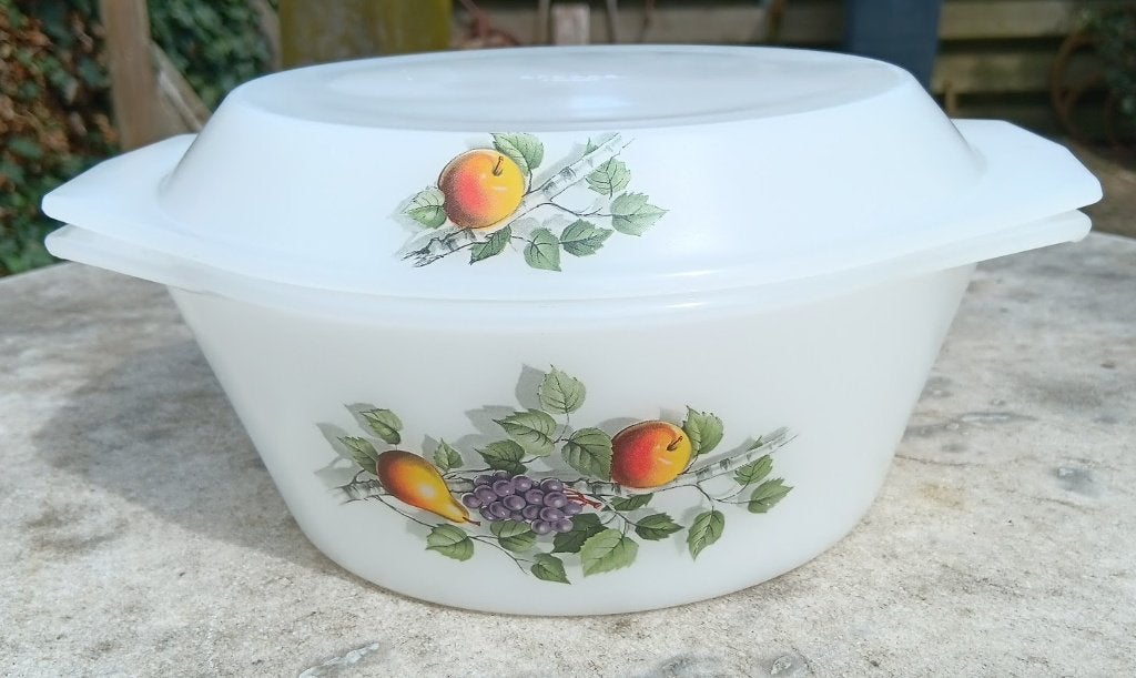 VINTAGE  Arcopal  ovenschaal  fruit de France met deksel, Huis en Inrichting, Keuken | Servies, Overige merken, Ophalen of Verzenden