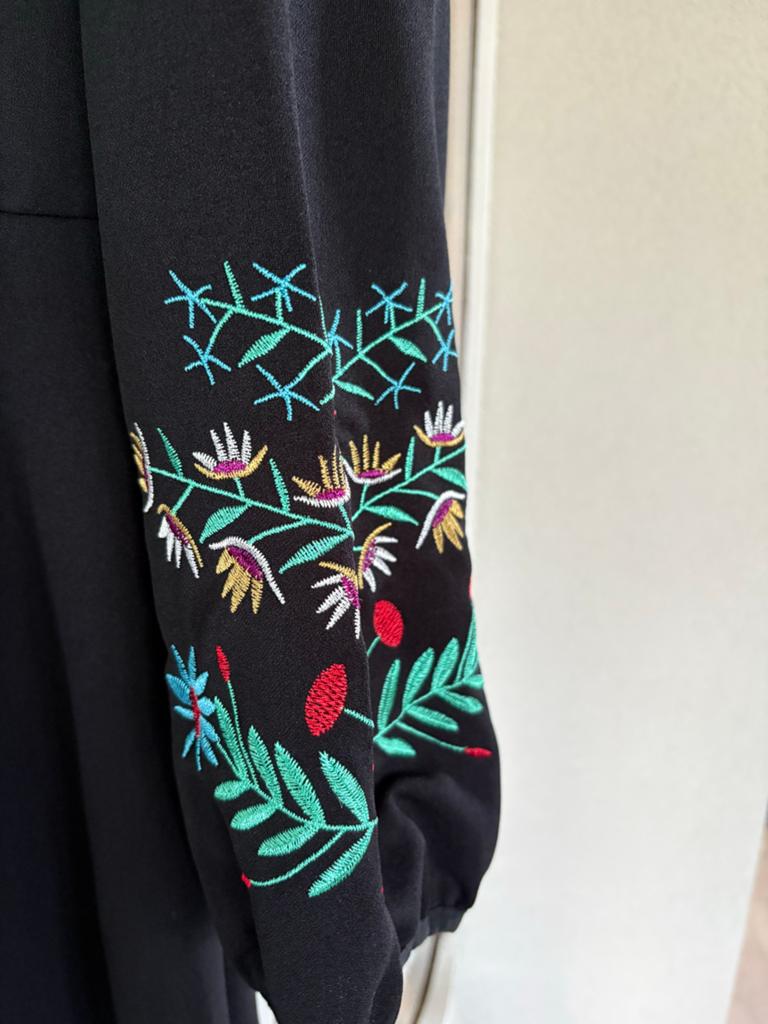 Zwart jurkje met geborduurde mouwen en kanten hals, Kleding | Dames, Ophalen of Verzenden, Zo goed als nieuw, Zwart, Cocktailjurk