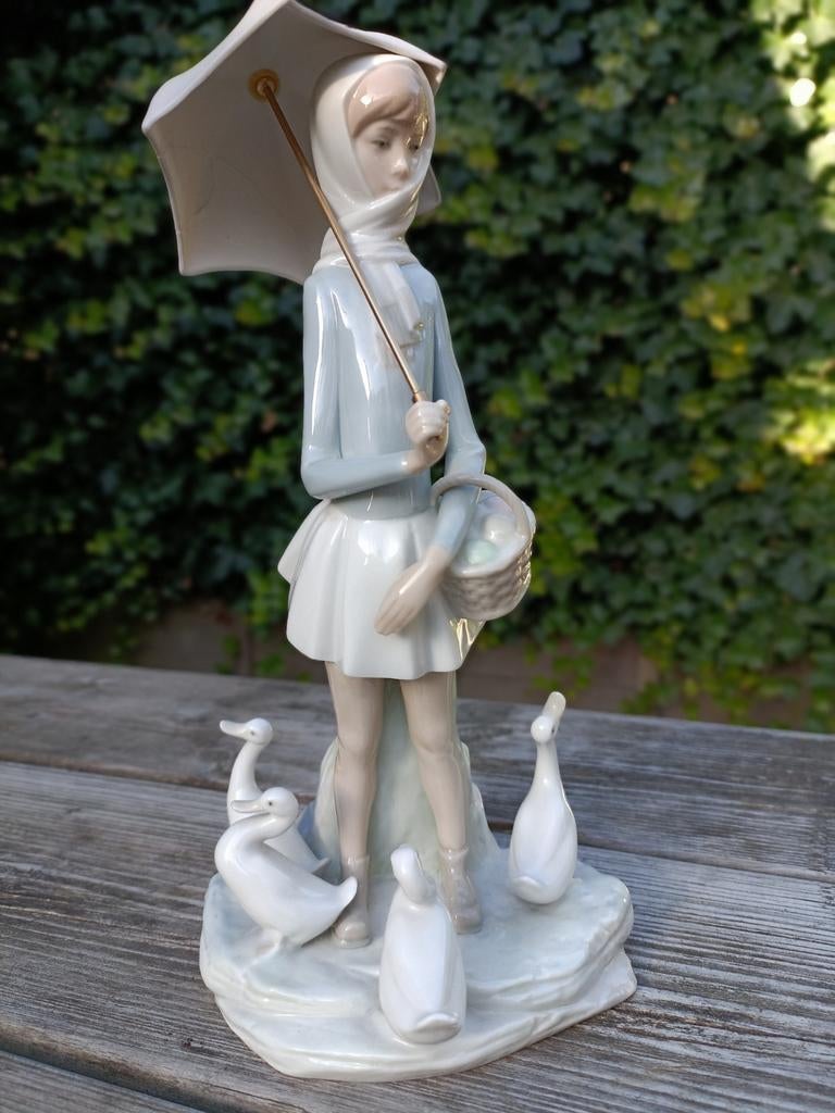 Porseleinen Nao Lladro beeldje, Meisje met paraplu, Verzamelen, Beelden en Beeldjes, Gebruikt, Mens, Ophalen of Verzenden