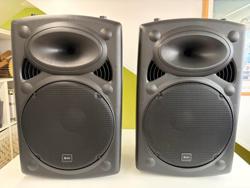 Qtx QR15K luidspreakers (2 stuks) met standaards, Zo goed als nieuw, Minder dan 60 watt, Front, Rear of Stereo speakers, Ophalen