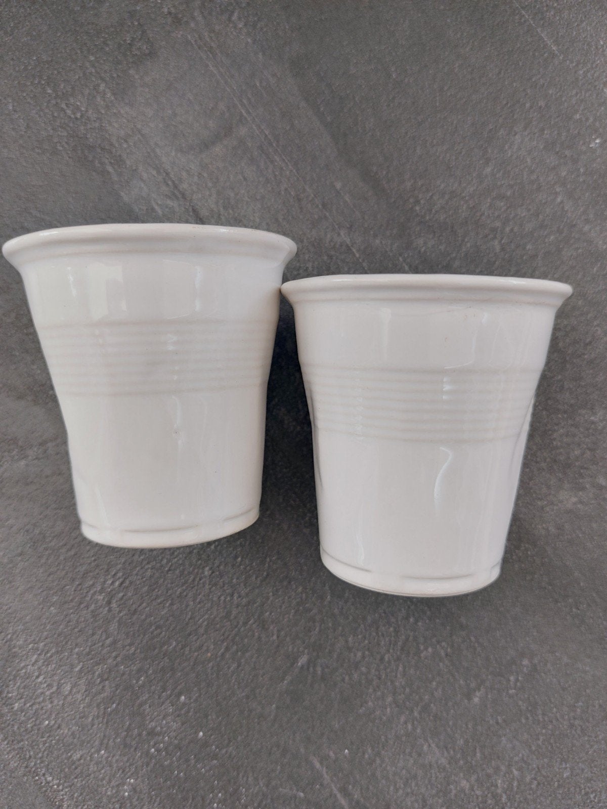 Set van 2 witte porseleinen espresso kopjes, Ophalen of Verzenden, Porselein, Overige stijlen, Kop(pen) en/of Schotel(s)