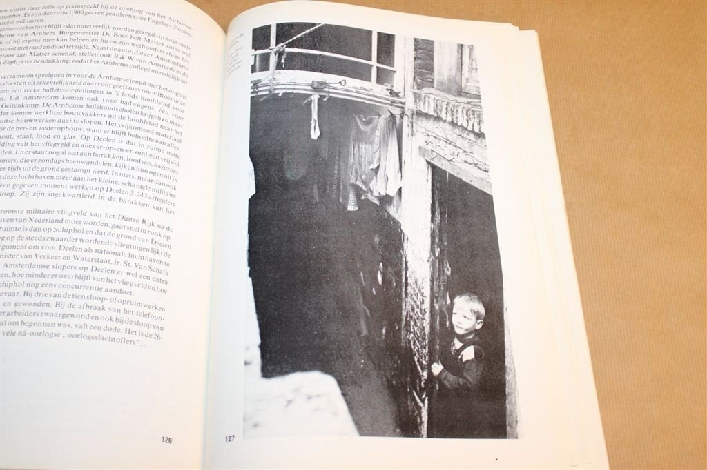 Arnhem, Stad van Daklozen — Dossier \'44-\'45 — WO2, Boeken, Ophalen of Verzenden, Gelezen